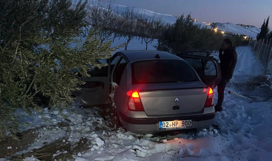 Adıyaman’da, sürücüsünün direksiyon hakimiyetini kaybettiği otomobilin şarampole girmesi sonucu 2