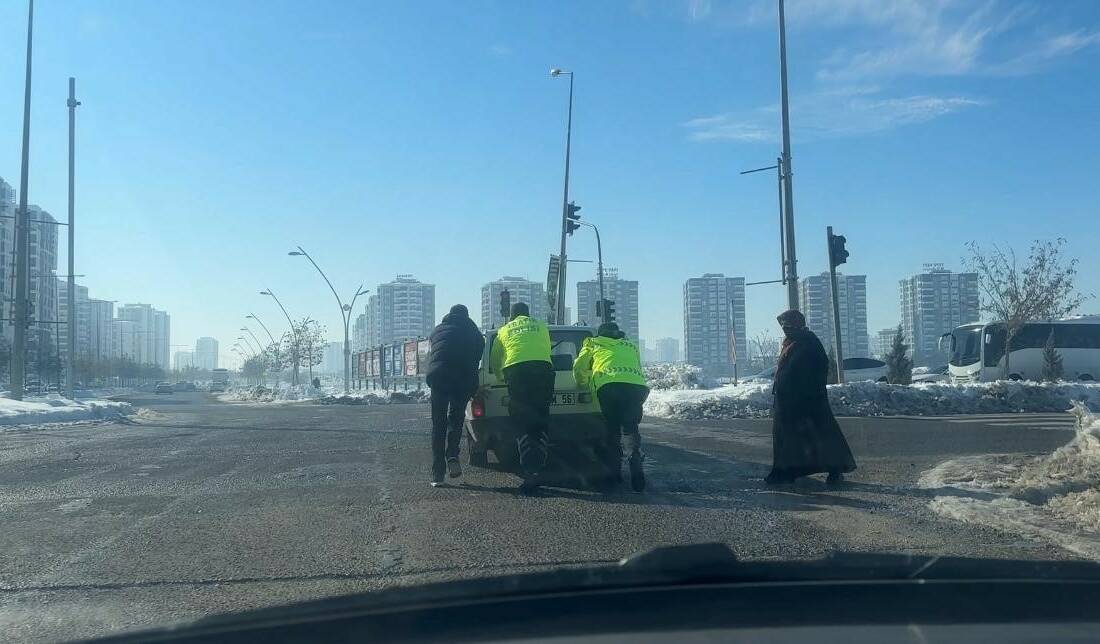 Diyarbakır’ın merkez Kayapınar ilçesinde trafik polisleri, otomobili çalışmaya sürücüye yardımcı