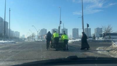 Diyarbakır’ın merkez Kayapınar ilçesinde trafik polisleri, otomobili çalışmaya sürücüye yardımcı