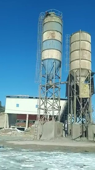 Adıyaman’da, bir işçi parasını alamadığını iddia ederek çimento silosunun üzerine