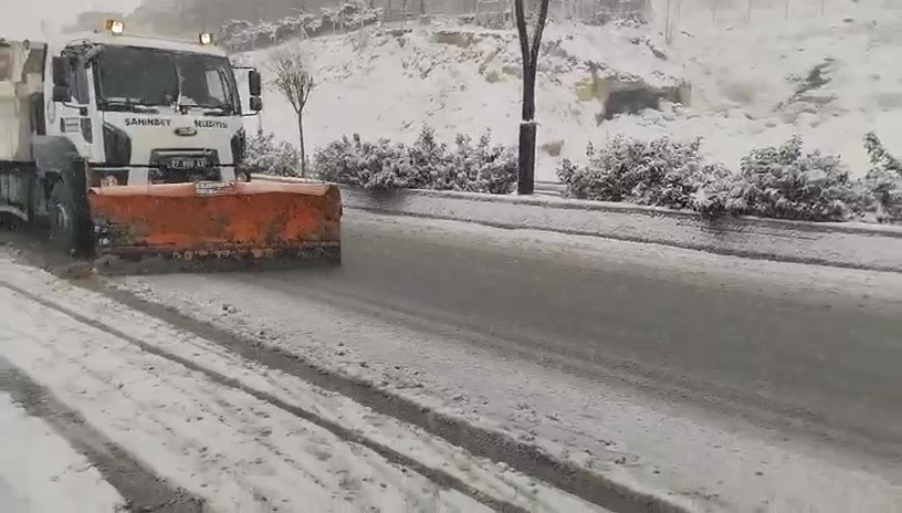Şahinbey Belediyesi yoğun kar yağışı nedeniyle vatandaşların günlük yaşamının olumsuz
