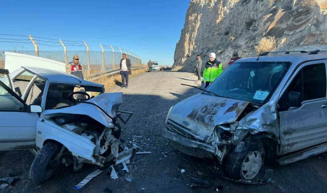 Şanlıurfa’da sürücülerin direksiyon hakimiyetini kaybettiği 2 aracın kafa kafaya çarpışması