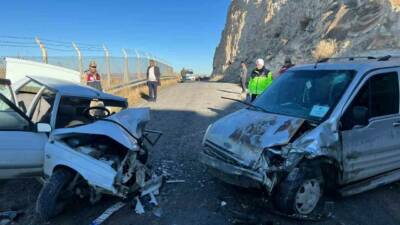 Şanlıurfa’da sürücülerin direksiyon hakimiyetini kaybettiği 2 aracın kafa kafaya çarpışması