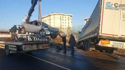 Şanlıurfa’nın Viranşehir ilçesinde buzlanma nedeniyle 1 tır ile 2 otomobil