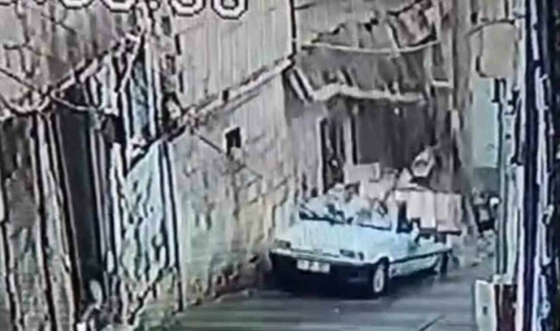 Şanlıurfa’da yoğun yağış nedeniyle bir evin istinat duvarının otomobilin üzerine
