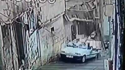 Şanlıurfa’da yoğun yağış nedeniyle bir evin istinat duvarının otomobilin üzerine