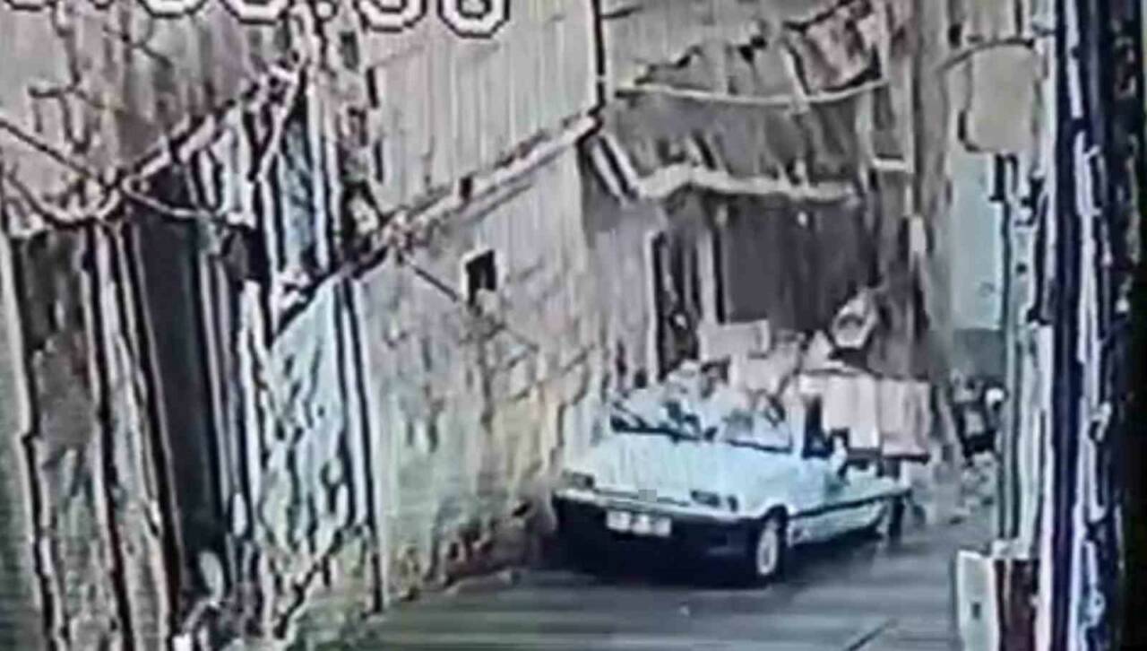 Şanlıurfa’da yoğun yağış nedeniyle bir evin istinat duvarının otomobilin üzerine