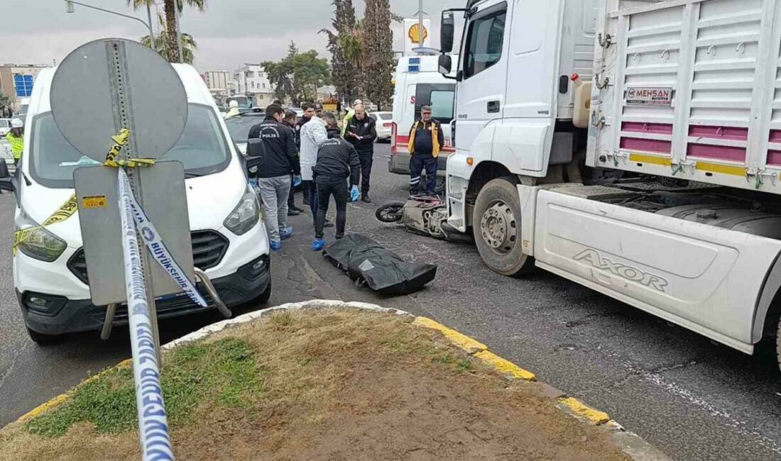 Şanlıurfanın Haliliye ilçesinde tırın motosikletle çarpışması sonucu meydana gelen kazada