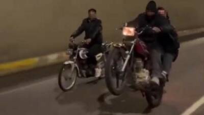 Şanlıurfa’da tek teker üzerinde motosikletiyle trafiği tehlikeye atarak seyreden sürücüye