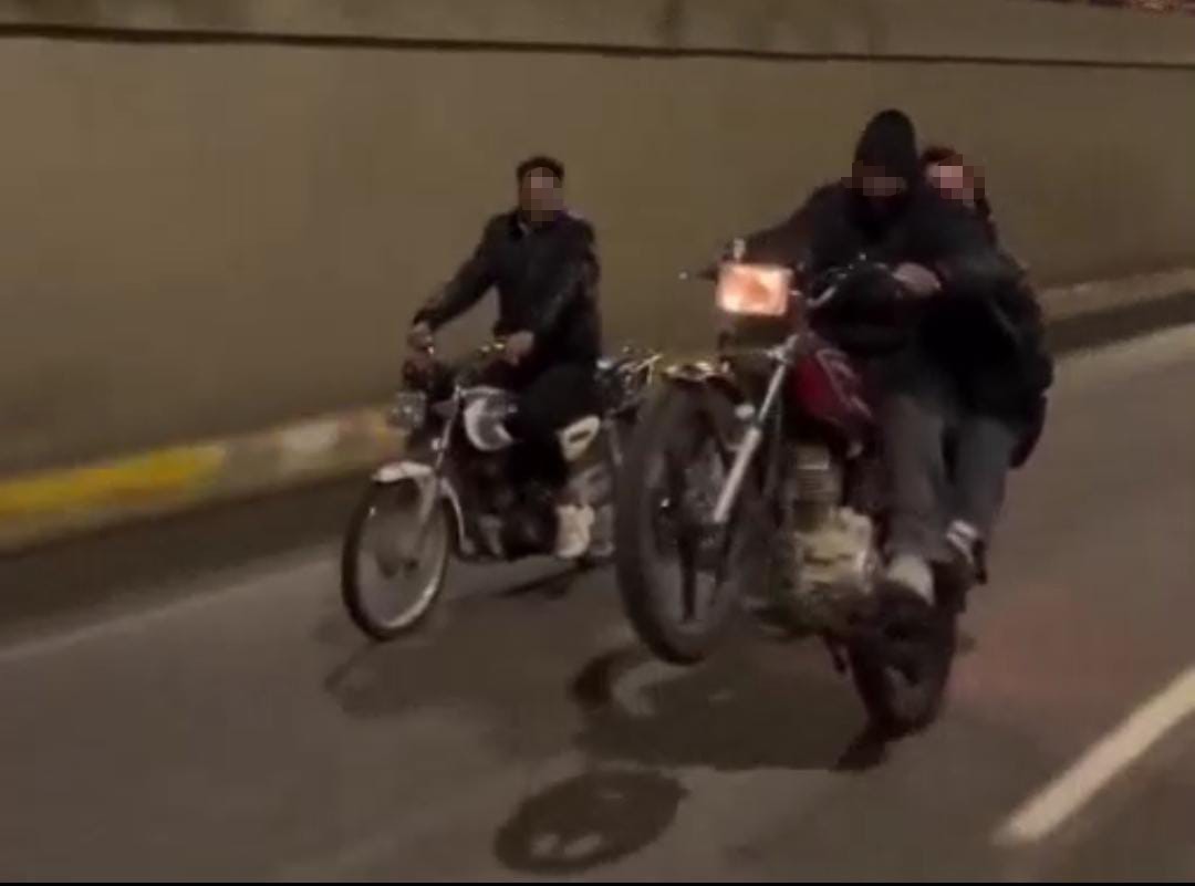 Şanlıurfa’da tek teker üzerinde motosikletiyle trafiği tehlikeye atarak seyreden sürücüye