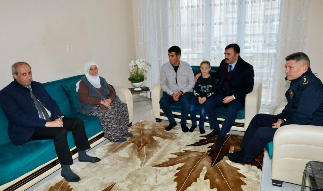 Adıyaman’ın Kahta ilçe Kaymakamı Muhammed Üsame Soysal, şehit aileleriyle bir