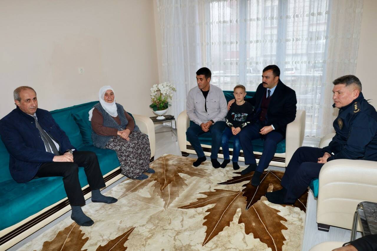 Adıyaman’ın Kahta ilçe Kaymakamı Muhammed Üsame Soysal, şehit aileleriyle bir