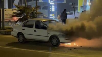 Adıyaman’da seyir halinde olan bir otomobil alev alev yandı.