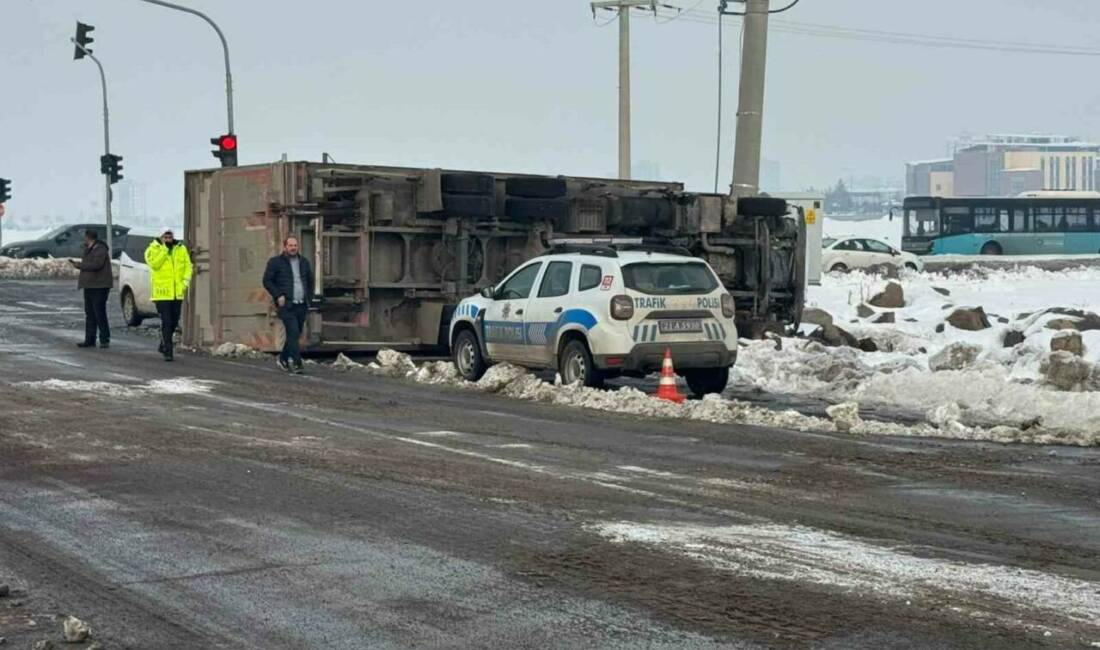 Diyarbakır’ın merkez Kayapınar ilçesinde kayganlaşan yolda devrilen tırın sürücüsü yaralandı.