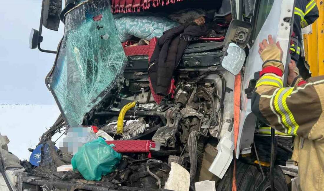 Diyarbakır’ın merkez Kayapınar ilçesinde seyir halindeki tırın park halindeki tıra