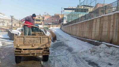 Siirt Belediyesi kent merkezinde karla mücadele çalışmalarını aralıksız sürdürüyor.