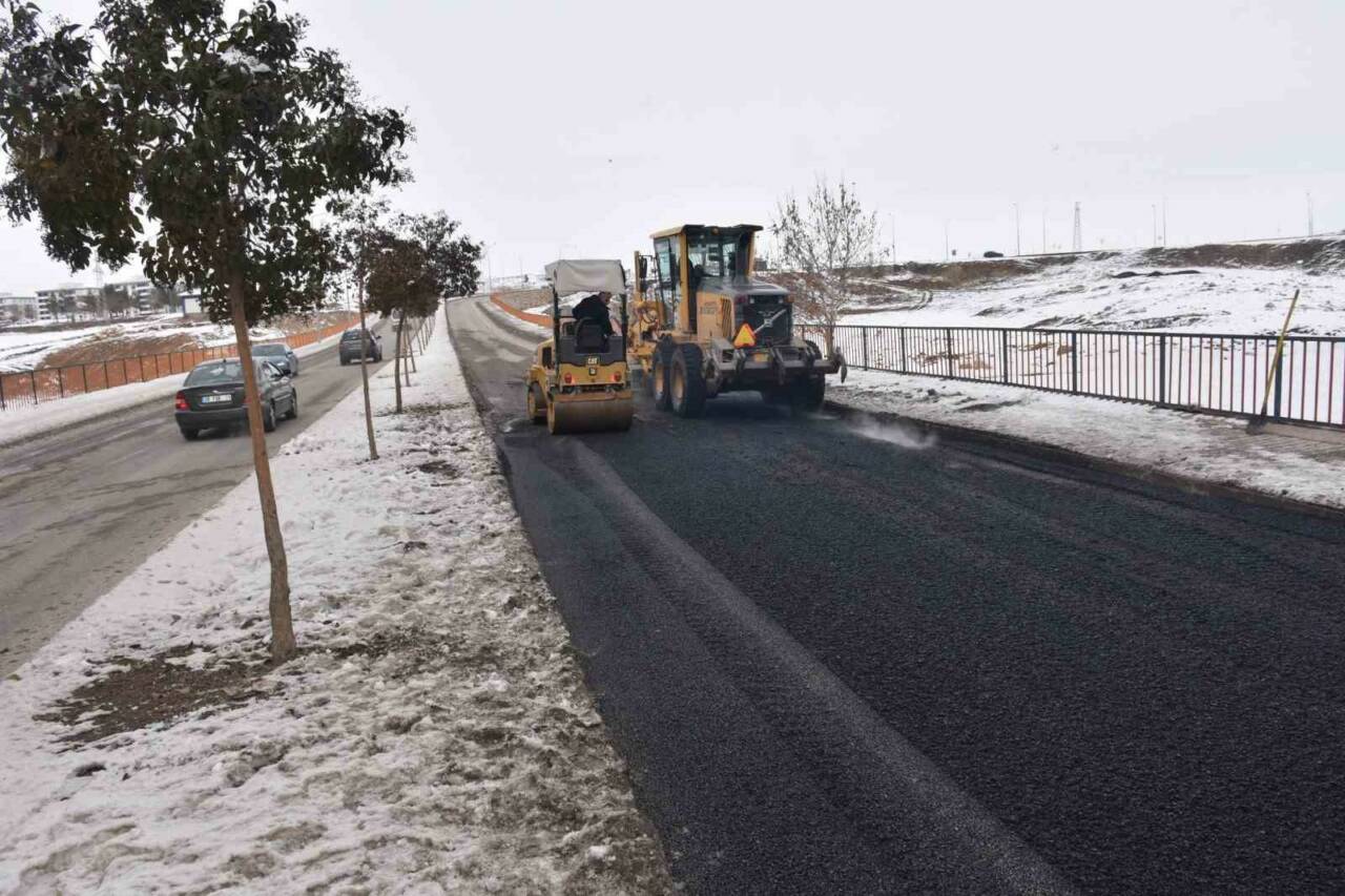 Siirt Belediyesi şehir genelinde altyapı ve yol bakım çalışmalarını aralıksız