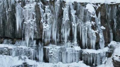 Şırnak’ın Beytüşşebap ilçesinde kar yağışı sonrası oluşan buz sarkıtları dronla