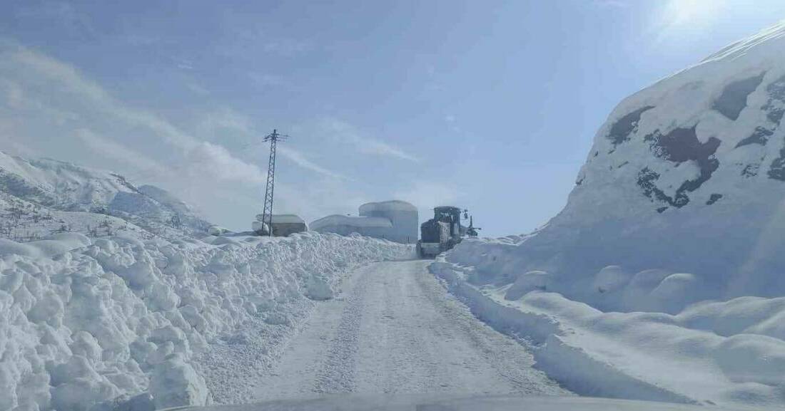 Şırnak’ta etkili olan yoğun kar yağışı nedeniyle kapanan yolların ulaşıma