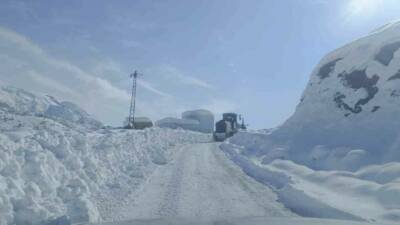 Şırnak’ta etkili olan yoğun kar yağışı nedeniyle kapanan yolların ulaşıma