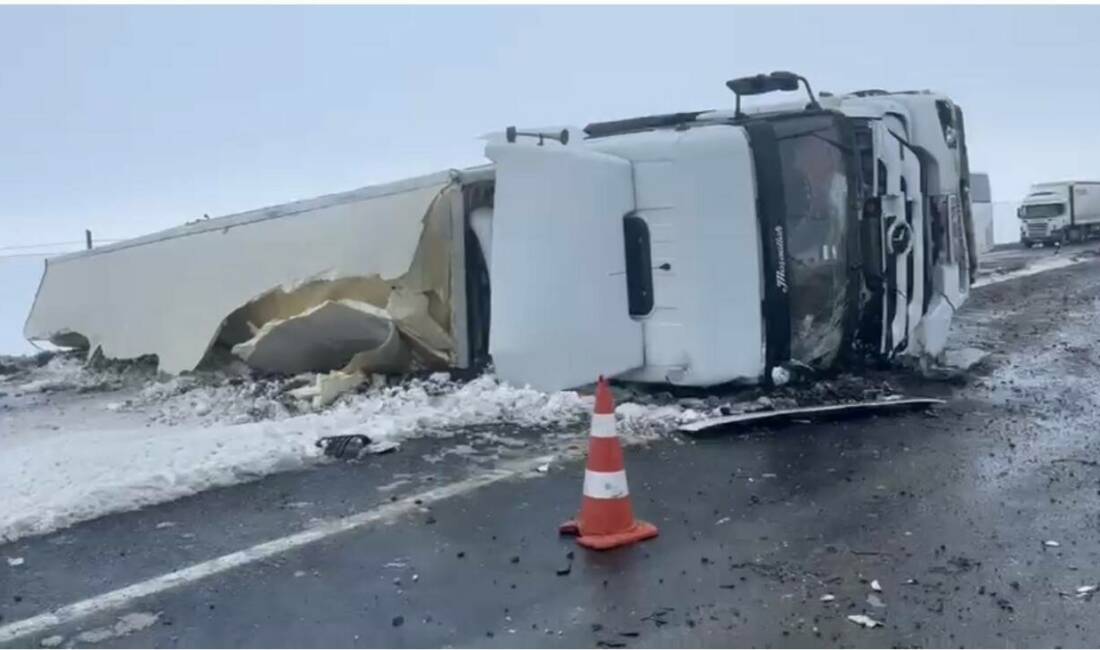 Şanlıurfa’nın Siverek ilçesinde meydana gelen trafik kazasında tırın devrilmesi nedeniyle