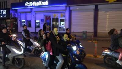 Fenerbahçe’nin Süper Kupa şampiyonluğu Şanlıurfa’da sevince dönüştü. Taraftarlar araçlarıyla şehir