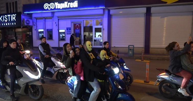 Fenerbahçe’nin Süper Kupa şampiyonluğu Şanlıurfa’da sevince dönüştü. Taraftarlar araçlarıyla şehir