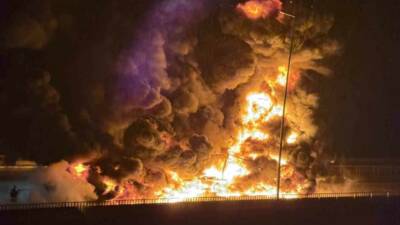 Tarsus-Adana-Gaziantep (TAG) Otoyolu Nurdağı Viyadüğü üzerinde bebek bezi yüklü bir