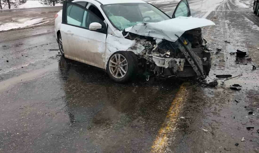 Diyarbakır’ın Çınar ilçesinde tır ile otomobilin çarpışması sonucu meydana gelen