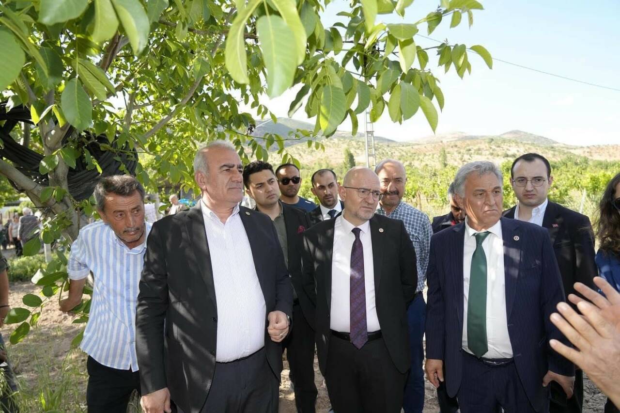 Adıyaman’ın Tut ve Gölbaşı ilçesinde don zararından etkilenen üreticilere nefes