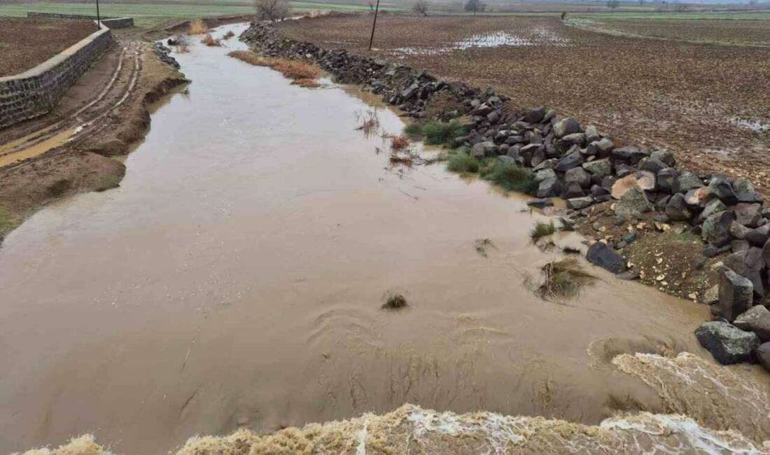 Gaziantep’in Yavuzeli ilçesinde etkili olan sağanak sonrası Karasu Çayı’nın debisi