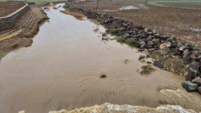 Gaziantep’in Yavuzeli ilçesinde etkili olan sağanak sonrası Karasu Çayı’nın debisi