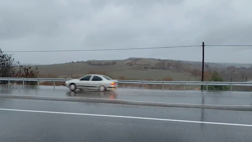 Adıyaman’da yapımı yeni tamamlanan Kahta Karayolunda yaşanan çökme, kazalara davetiye