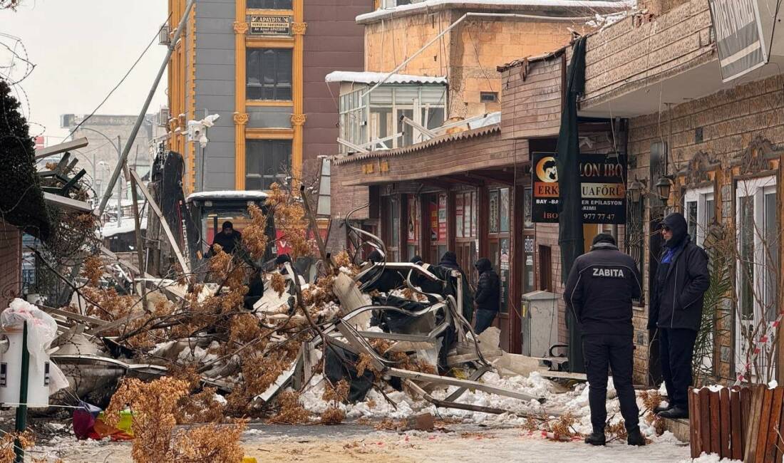 Şanlıurfa’nın Suruç ilçesinde sanat sokağının ahşap ve plastikten yapılan çatısı,