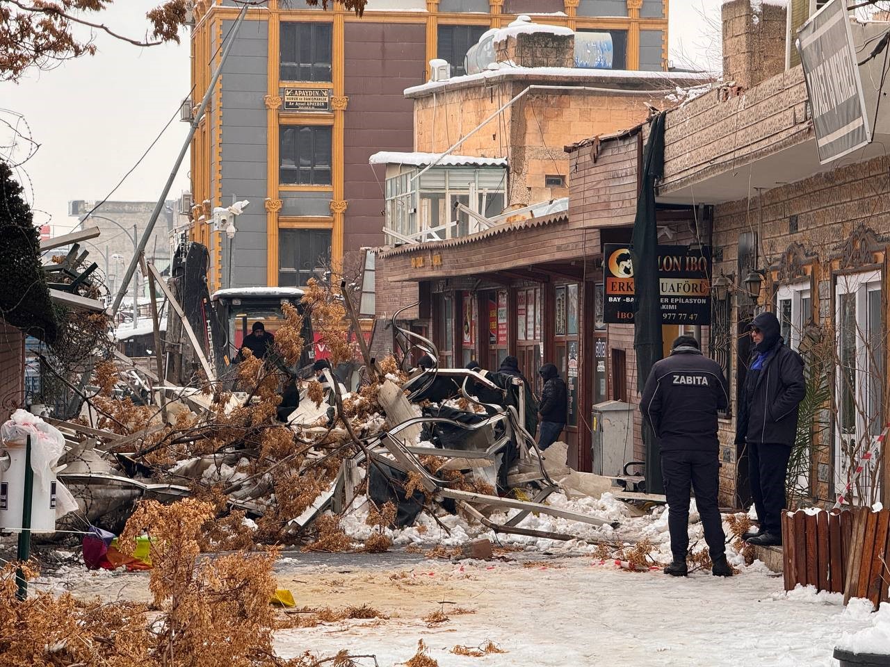 Şanlıurfa’nın Suruç ilçesinde sanat sokağının ahşap ve plastikten yapılan çatısı,