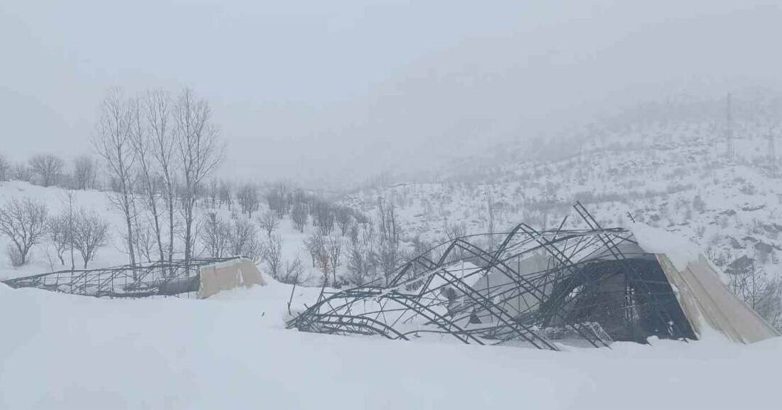 Şırnak’ın Beytüşşebap ilçesinde yoğun kar yağışına dayanamayan halı sahanın demirleri
