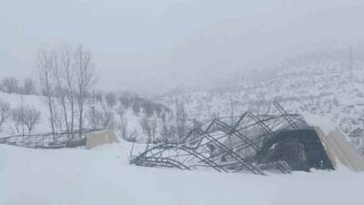 Şırnak’ın Beytüşşebap ilçesinde yoğun kar yağışına dayanamayan halı sahanın demirleri