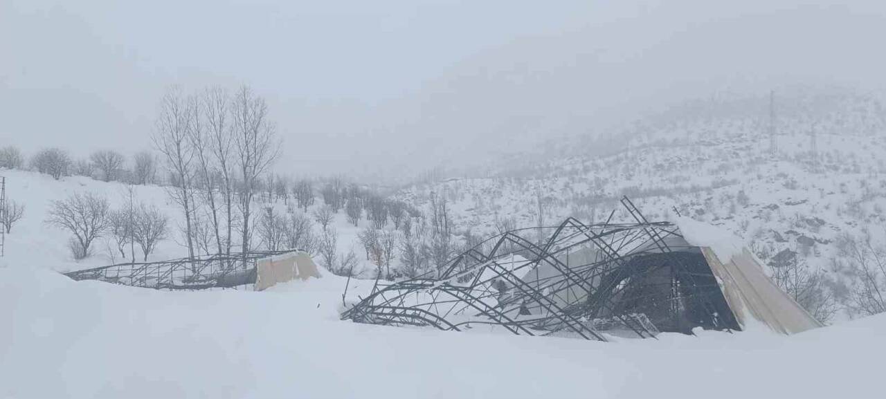 Şırnak’ın Beytüşşebap ilçesinde yoğun kar yağışına dayanamayan halı sahanın demirleri
