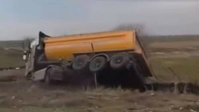 Diyarbakır’da sürücünün direksiyon hakimiyetini kaybettiği kamyon yol kenarına devrildi.