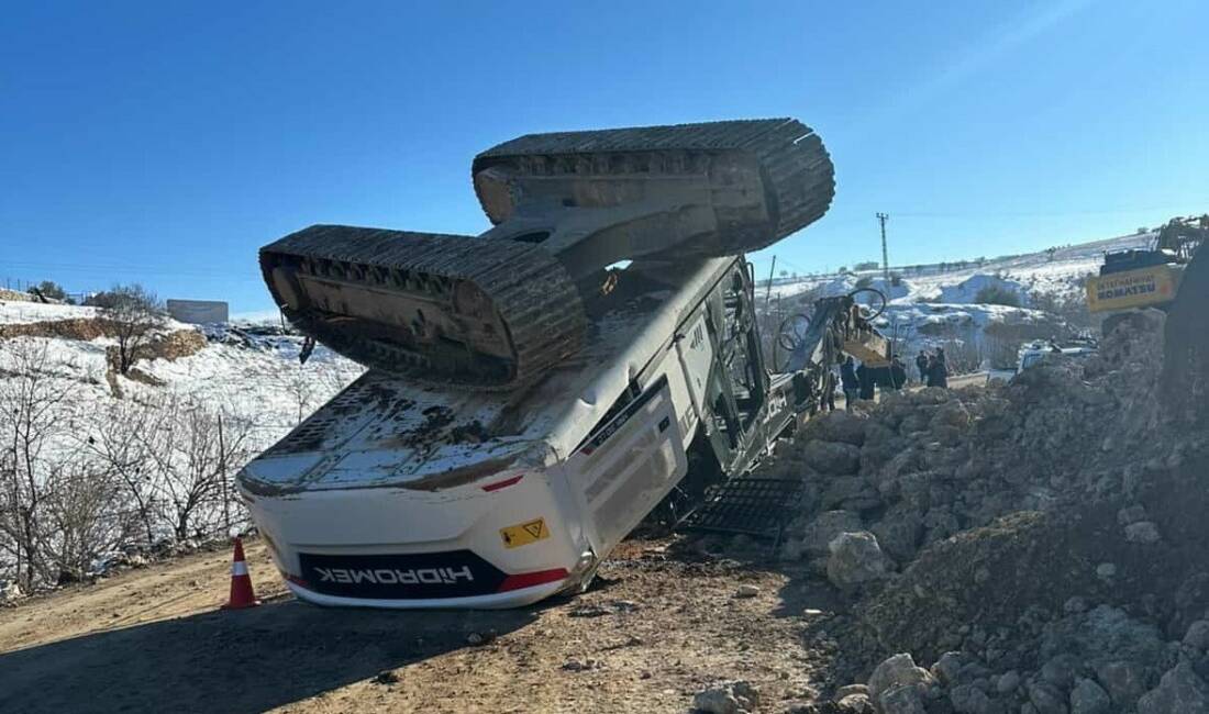 Adıyaman’da, yol yapım sırası esnasında kontrolden çıkan iş makinesi devrildi.