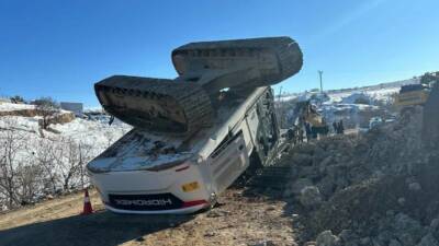 Adıyaman’da, yol yapım sırası esnasında kontrolden çıkan iş makinesi devrildi.
