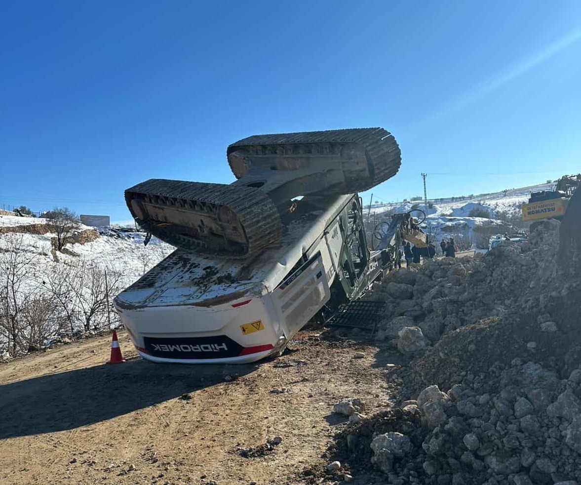 Adıyaman’da, yol yapım sırası esnasında kontrolden çıkan iş makinesi devrildi.