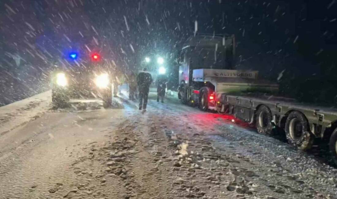 Şanlıurfa ile Gaziantep’i birbirine bağlayan D-400 karayolu yoğun kar yağışı