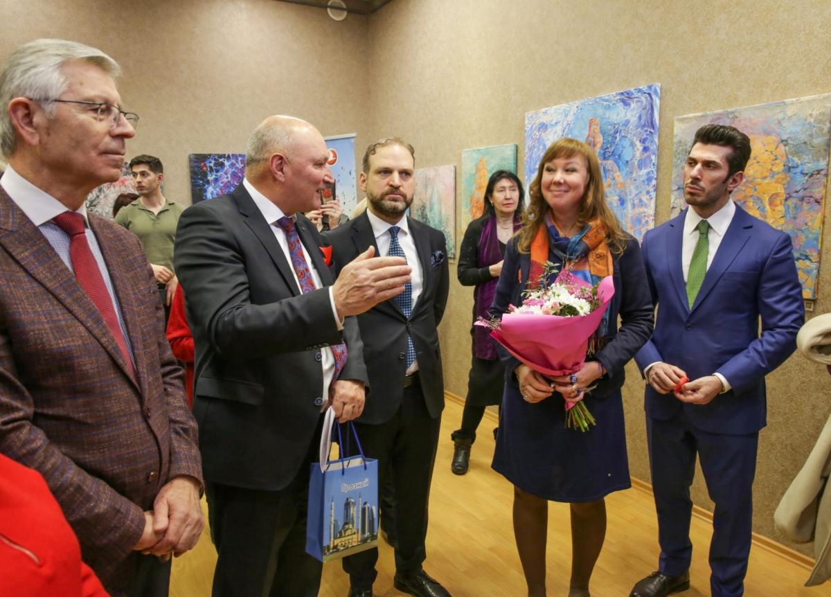 Rusya’nın Saint Petersburg kentinde sanatçı Aygül Okutan tarafından açılan “Rus