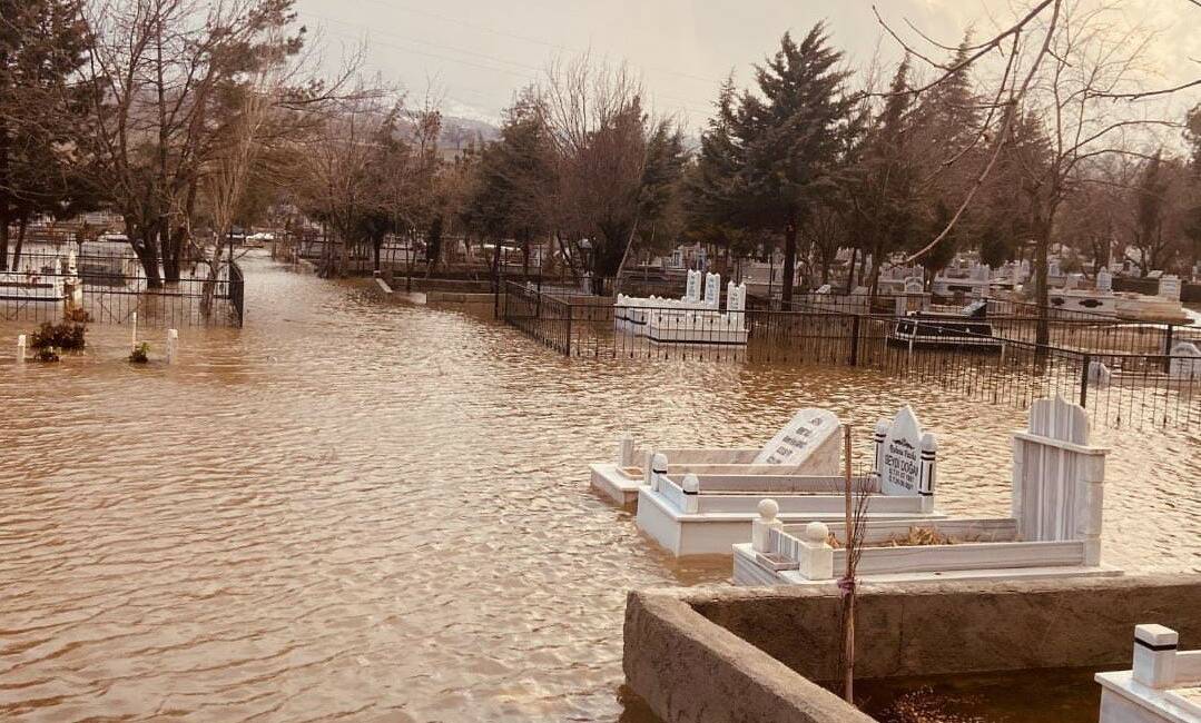 Adıyaman’ın Gölbaşı ilçesinde bir mezarlık yağışlardan dolayı sular altında kaldı.