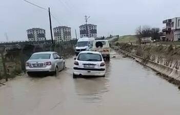 Adıyaman’da yağışlardan dolayı yollar göle döndü.