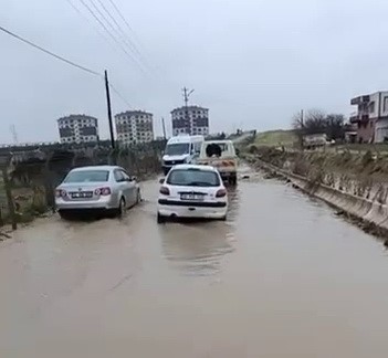 Adıyaman’da yağışlardan dolayı yollar göle döndü.