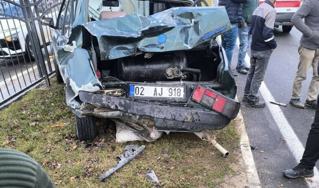Adıyaman’da, yayaya yol vermek için duran otomobile bir başka otomobilin