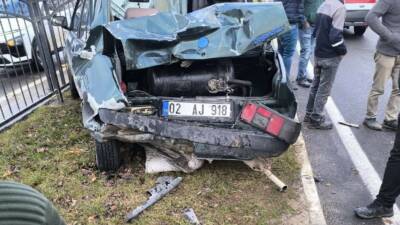 Adıyaman’da, yayaya yol vermek için duran otomobile bir başka otomobilin