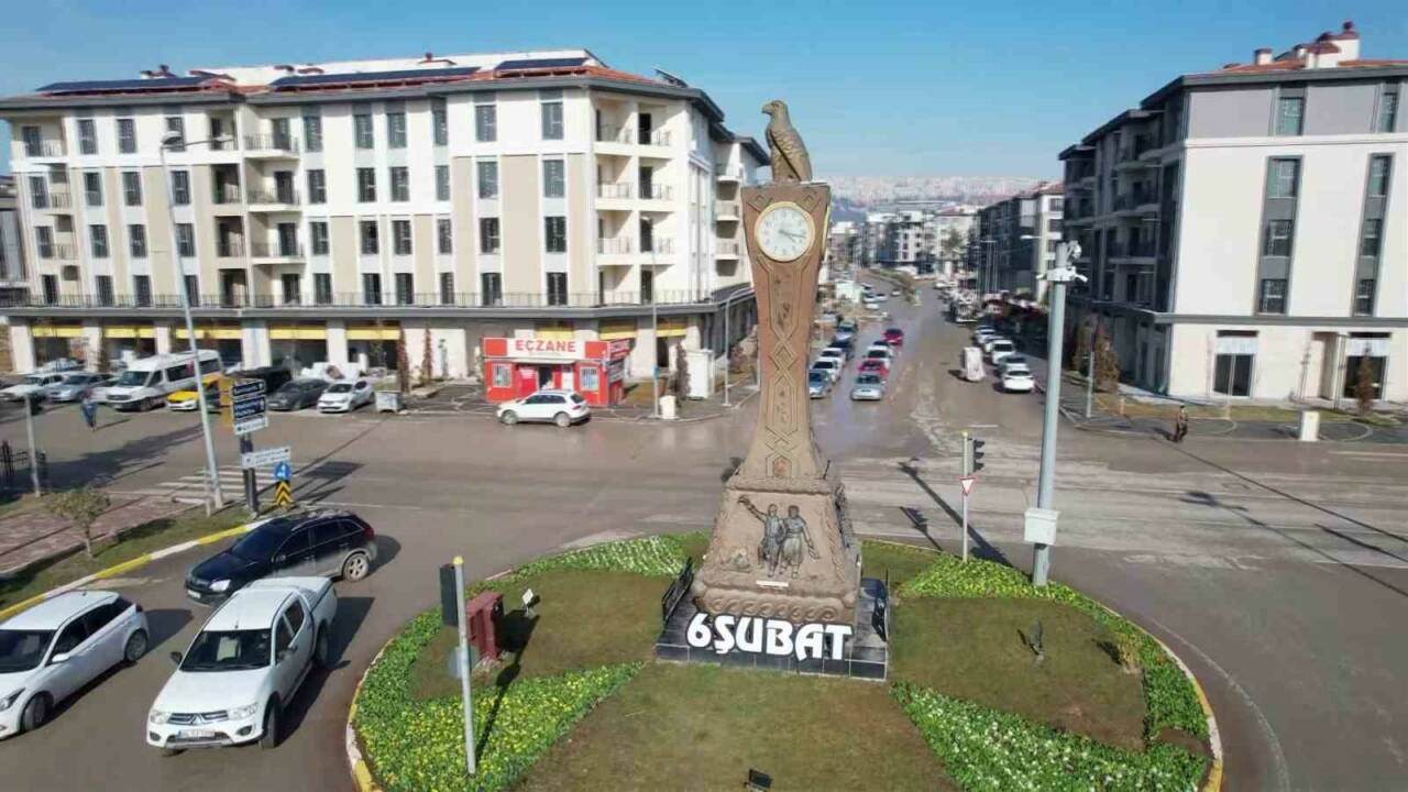 Asrın felaketinde büyük yıkıma uğrayan Adıyaman’da kentin simgesi olan saat